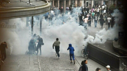 Restrictii in Franta, dupa trei nopti de violente. Se cere instaurarea starii de urgenta