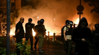 Proteste in Franta: 421 de persoane au fost arestate. Politistul care l-a ucis pe Nahel a cerut iertare familiei tanarului - FOTO Proteste in Franta: 421 de persoane au fost arestate. Politistul care l-a ucis pe Nahel a cerut iertare familiei tanarului - FOTO