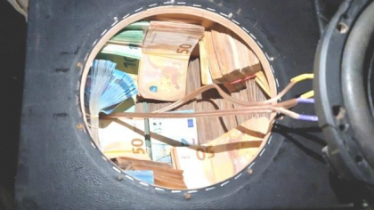 Cei doi ucraineni din Odesa, care au introdus in tara prin contrabanda peste 400 de mii de euro - trimisi in judecata
Cei doi ucraineni din Odesa, care au introdus in tara prin contrabanda peste 400 de mii de euro - trimisi in judecata