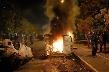 Franta: Peste 700 de magazine au fost devastate in violentele din ultimele zile, anunta Le Maire