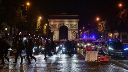 Franta arde. Peste 2.000 de oameni arestati de cand au inceput violentele. Guvernul ii lauda pe politisti pentru o noapte „mai calma” - FOTO