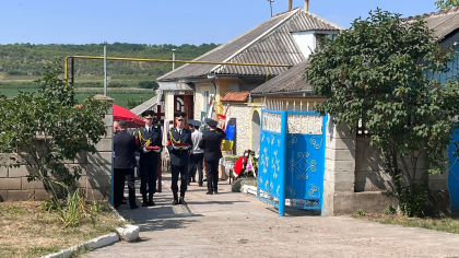 Igor Ciofu, ofiterul care a fost ucis in atacul armat de la Aeroportul International Chisinau, petrecut pe ultimul drum cu onoruri militare, in localitatea sa de bastina - FOTO Igor Ciofu, ofiterul care a fost ucis in atacul armat de la Aeroportul International Chisinau, petrecut pe ultimul drum cu onoruri militare, in localitatea sa de bastina - FOTO