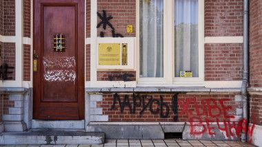 „Luka Terrorist.”Atac la Ambasada Belarusului din Olanda: geamuri sparte si graffiti pe fatada