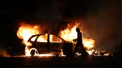 Un pompier a murit in timpul violentelor de langa Paris. 45.000 de politisti si jandarmi sunt mobilizati pe strazile din Franta Un pompier a murit in timpul violentelor de langa Paris. 45.000 de politisti si jandarmi sunt mobilizati pe strazile din Franta