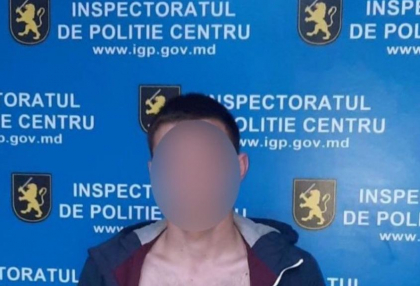 Doi tineri au furat 3 biciclete, dupa care au dat nas in nas cu carabinierii in centrul capitalei - FOTO Doi tineri au furat 3 biciclete, dupa care au dat nas in nas cu carabinierii in centrul capitalei - FOTO
