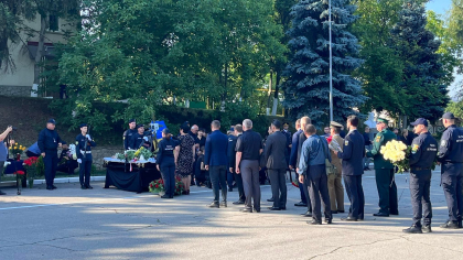 Serghei Muntean, politistul de frontiera, care a fost ucis in atacul armat de la Aeroportul International Chisinau, petrecut pe ultimul drum cu onoruri militare  - FOTO
