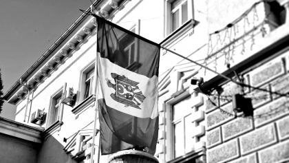 Zi de doliu national, in semn de comemorare a victimelor atacului armat de pe Aeroport: drapelele de stat sunt arborate in berna Zi de doliu national, in semn de comemorare a victimelor atacului armat de pe Aeroport: drapelele de stat sunt arborate in berna