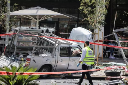 Atentatul de la Tel Aviv: cel putin opt raniti dupa ce o masina a intrat in trecatori, iar apoi soferul a iesit din vehicul si a injunghiat civilii Atentatul de la Tel Aviv: cel putin opt raniti dupa ce o masina a intrat in trecatori, iar apoi soferul a iesit din vehicul si a injunghiat civilii