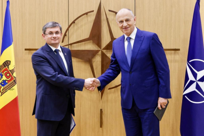Mircea Geoana: „NATO sustine ferm dreptul Republicii Moldova de a-si decide propriul destin, propriul viitor si politica externa” Mircea Geoana: „NATO sustine ferm dreptul Republicii Moldova de a-si decide propriul destin, propriul viitor si politica externa”