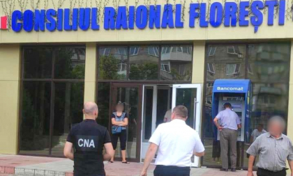 Perchezitii la Floresti: Un sef de sectie din cadrul Consiliului raional Floresti, cercetat penal pentru abuz de serviciu la incheierea unor contracte de achizitii de peste 600 de mii de lei