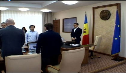 Ministrii au tinut un minut de reculegere in memoria victimelor atacului de la Aeroport. Dorin Recean: „Multumim acestor eroi care si-au pierdut viata in procesul de executare a atributiilor de serviciu'' Ministrii au tinut un minut de reculegere in memoria victimelor atacului de la Aeroport. Dorin Recean: „Multumim acestor eroi care si-au pierdut viata in procesul de executare a atributiilor de serviciu''