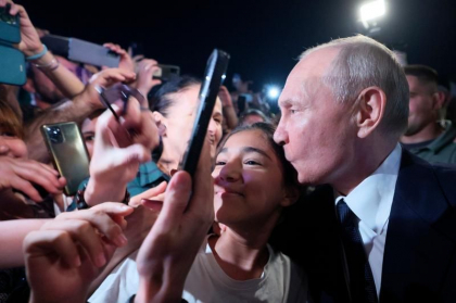 Putin a gazduit o fetita de 8 ani la Kremlin, intr-o actiune publicitara bizara - VIDEO 