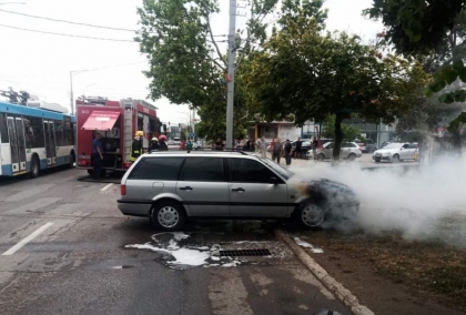 Momente de groaza pentru o femeie si un barbat din Balti. Masina in care se aflau a luat foc din mers: persoanele a ajuns la spital cu arsuri - FOTO 