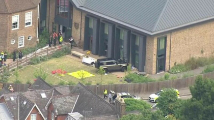 Sapte copii si doi adulti au fost raniti dupa ce o masina a intrat intr-o scoala din Londra