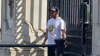 Alerta la Palatul Buckingham. Un barbat s-a legat cu catuse de porti. Turistii, indemnati sa se indeparteze