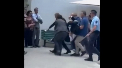 "Nu mor eu din asta". Momentul in care presedintele Portugaliei este luat pe sus si dus la spital dupa ce a lesinat