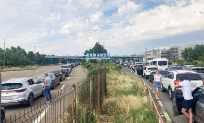 Moldovenii pleaca in vacanta. S-au format cozi la frontiera cu Romania. Zeci de masini asteapta sa iasa din tara, la vama Leuseni - FOTO Moldovenii pleaca in vacanta. S-au format cozi la frontiera cu Romania. Zeci de masini asteapta sa iasa din tara, la vama Leuseni - FOTO