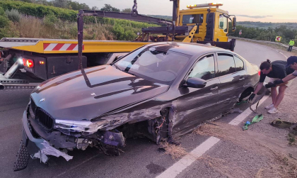 Si-a lasat BMW-ul la o spalatorie din capitala, insa l-a gasit la Ialoveni grav avariat. Un tanar - retinut, dupa ce a furat o masina, cu care apoi a ajuns intr-un parapet metalic - FOTO 