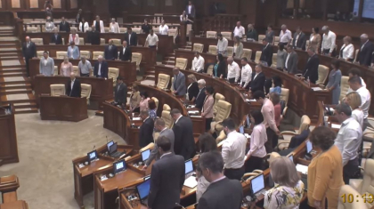 Deputatii au tinut un minut de reculegere in memoria victimelor atacului de la Aeroport. Igor Grosu: „Transmitem sincere condoleante familiilor si rudelor indoliate'' Deputatii au tinut un minut de reculegere in memoria victimelor atacului de la Aeroport. Igor Grosu: „Transmitem sincere condoleante familiilor si rudelor indoliate''