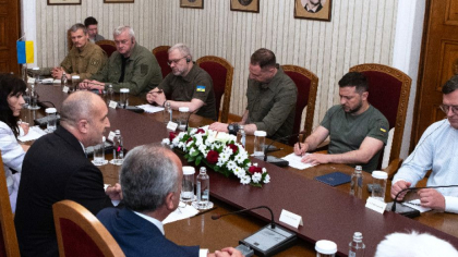 „L-a facut praf si pulbere”. Cum relateaza presa schimbul aprins de replici intre Zelenski si omologul bulgar: „Domnule Radev, acesta nu e conflict, ci razboi!” - VIDEO 