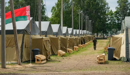 Un comandant Wagner spune ca mercenarii se pregatesc sa se mute in Belarus, dupa ce Lukasenko i-a plimbat pe jurnalisti intr-o baza militara goala - FOTO 