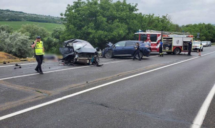 Tragic. Trei persoane, printre care si un copil au murit pe loc, dupa ce doua masini s-au lovit puternic intr-o curba, la Orhei: Alti doi copii si o femeie au ajuns la spital - FOTO 