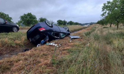 Vremea nefavorabila provoaca accidente. Doua tinere au ajuns la spital, dupa ce masina in care se aflau a derapat si s-a rasturnat intr-un sant, la Nisporeni. Cum s-a intamplat totul - FOTO Vremea nefavorabila provoaca accidente. Doua tinere au ajuns la spital, dupa ce masina in care se aflau a derapat si s-a rasturnat intr-un sant, la Nisporeni. Cum s-a intamplat totul - FOTO