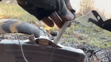 Sange rece. Un soldat ucrainean dezamorseaza o mina ruseasca antipersonal folosind o foarfeca si un colier de plastic - VIDEO Sange rece. Un soldat ucrainean dezamorseaza o mina ruseasca antipersonal folosind o foarfeca si un colier de plastic - VIDEO