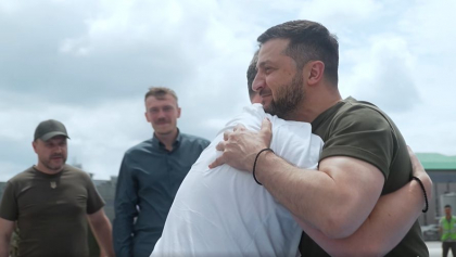 Imagini emotionante. Volodimir Zelenski s-a intors din Turcia cu cinci comandanti capturati la uzina Azovstal din Mariupol - VIDEO 