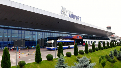 O ucraineanca a incercat sa iasa din Moldova cu o arma, iar unui barbat din Uzbekistan i s-a refuzat intrarea in tara, dupa ce i-a fost gasit un act fals, pe Aeroportul International Chisinau - FOTO O ucraineanca a incercat sa iasa din Moldova cu o arma, iar unui barbat din Uzbekistan i s-a refuzat intrarea in tara, dupa ce i-a fost gasit un act fals, pe Aeroportul International Chisinau - FOTO