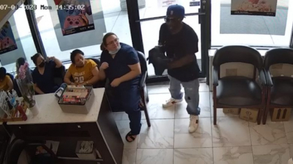 Tentativa bizara de jaf in SUA. Hotul striga: „Dati-mi toti banii”, dar nimeni nu-l baga in seama - VIDEO 