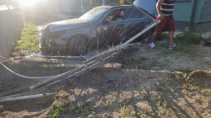 Cinci adolescenti au furat un BMW si l-au facut praf in curtea scolii, chiar langa sediul politiei, in Resita, Romania - VIDEO Cinci adolescenti au furat un BMW si l-au facut praf in curtea scolii, chiar langa sediul politiei, in Resita, Romania - VIDEO