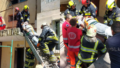 La un pas de tragedie. Un barbat a ajuns la spital, dupa ce a cazut de la etajul sase al unui bloc de locuit pe copertina. Salvatorii au intervenit - FOTO La un pas de tragedie. Un barbat a ajuns la spital, dupa ce a cazut de la etajul sase al unui bloc de locuit pe copertina. Salvatorii au intervenit - FOTO