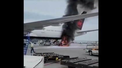 Un avion de linie Air Canada, in flacari la Montreal, dupa ce o camioneta a luat foc sub aeronava | Video