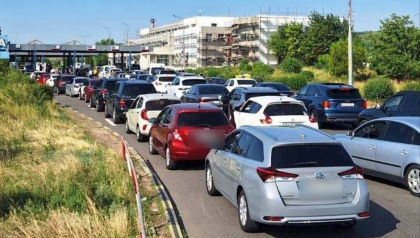 Moldovenii pleaca in vacanta. Zeci de masini asteapta sa iasa din tara, la vama Leuseni - FOTO