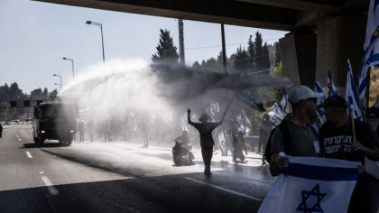 Israelienii au blocat drumuri si autostrazi din cauza reformelor lui Netanyahu. Fortele de ordine incearca sa-i alunge cu tunuri de apa Israelienii au blocat drumuri si autostrazi din cauza reformelor lui Netanyahu. Fortele de ordine incearca sa-i alunge cu tunuri de apa