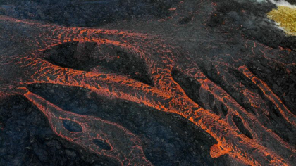 Un vulcan a erupt langa capitala Islandei. Zona e acoperita de rauri de lava si de fum gros - FOTO/VIDEO Un vulcan a erupt langa capitala Islandei. Zona e acoperita de rauri de lava si de fum gros - FOTO/VIDEO