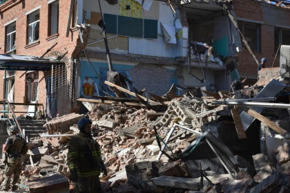 Ucraina: 7 morti dupa bombardamentul rusesc asupra unui centru de distribuire a ajutoarelor umanitare Ucraina: 7 morti dupa bombardamentul rusesc asupra unui centru de distribuire a ajutoarelor umanitare
