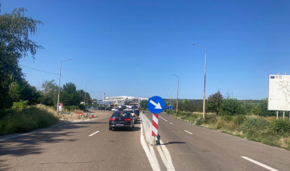 S-au format din nou ambuteiaje la vama Leuseni: mai multe masini asteapta sa iasa din tara. Politistii de frontiera indeamna calatorii sa opteze pentru punctele de trecere din apropiere - FOTO S-au format din nou ambuteiaje la vama Leuseni: mai multe masini asteapta sa iasa din tara. Politistii de frontiera indeamna calatorii sa opteze pentru punctele de trecere din apropiere - FOTO