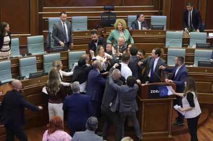 Bataie cu pumni in Parlamentul din Kosovo dupa ce un parlamentar a aruncat cu apa in premier - VIDEO Bataie cu pumni in Parlamentul din Kosovo dupa ce un parlamentar a aruncat cu apa in premier - VIDEO