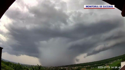 Scene apocaliptice in Romania: „Daca eram afara, ne omora!”. Tornada in Suceava si ”ploaie de nisip” pe litoral