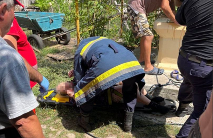 O femeie de 87 de ani a fost salvata, dupa ce a cazut intr-o fantana de 8 metri, la Soroca - FOTO