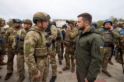 Zelenski s-a intalnit cu conducerea armatei si a serviciilor de informatii pentru a discuta despre situatia de pe front