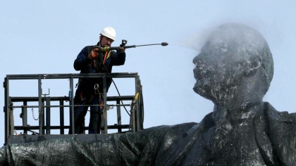 Barbat retinut la Moscova dupa ce a aruncat un cocktail Molotov in mausoleul lui Lenin Barbat retinut la Moscova dupa ce a aruncat un cocktail Molotov in mausoleul lui Lenin