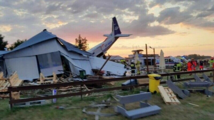 Un avion s-a prabusit peste un hangar in care se refugiasera 13 persoane. Cinci oameni au murit, in Polonia Un avion s-a prabusit peste un hangar in care se refugiasera 13 persoane. Cinci oameni au murit, in Polonia