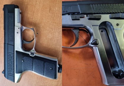 Arma depistata intr-un colet postal, venit din SUA - FOTO Arma depistata intr-un colet postal, venit din SUA - FOTO