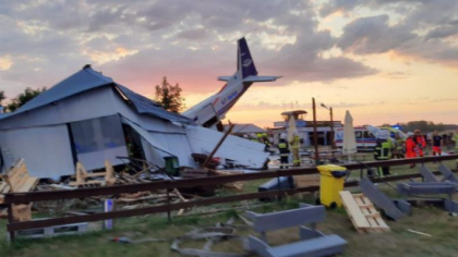 Un avion de mici dimensiuni s-a prabusit in Polonia. Cinci morti si mai multi raniti - VIDEO Un avion de mici dimensiuni s-a prabusit in Polonia. Cinci morti si mai multi raniti - VIDEO