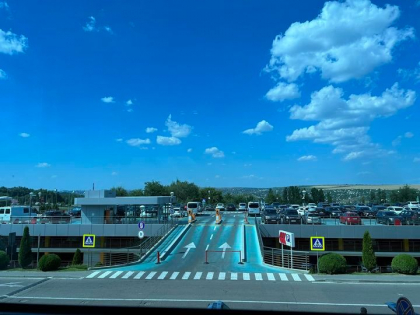 Masinile ucrainenilor au umplut parcarea de la Aeroportul Chisinau: un automobil, lasat acolo chiar din prima zi a razboiului Masinile ucrainenilor au umplut parcarea de la Aeroportul Chisinau: un automobil, lasat acolo chiar din prima zi a razboiului