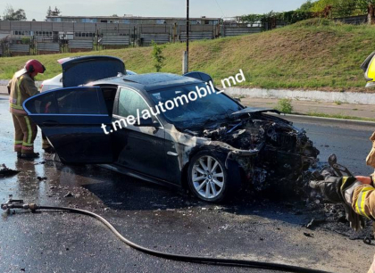 BMW cuprins de flacari pe o strada din capitala. Soferul a reusit sa iasa la timp din automobil BMW cuprins de flacari pe o strada din capitala. Soferul a reusit sa iasa la timp din automobil