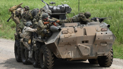 Rusii ataca in estul Ucrainei cu 100.000 de militari: un amestec de trupe de elita si unitati de sacrificiu, formate din fosti detinuti Rusii ataca in estul Ucrainei cu 100.000 de militari: un amestec de trupe de elita si unitati de sacrificiu, formate din fosti detinuti